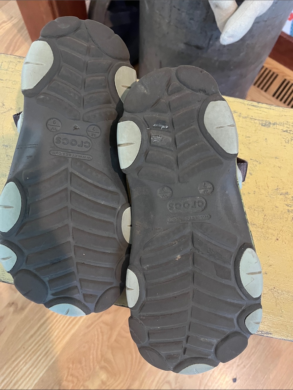 Men’s CROCs in Green Camo with Black Velcro Tabs for Adjustable Strap - Picture 4 of 8